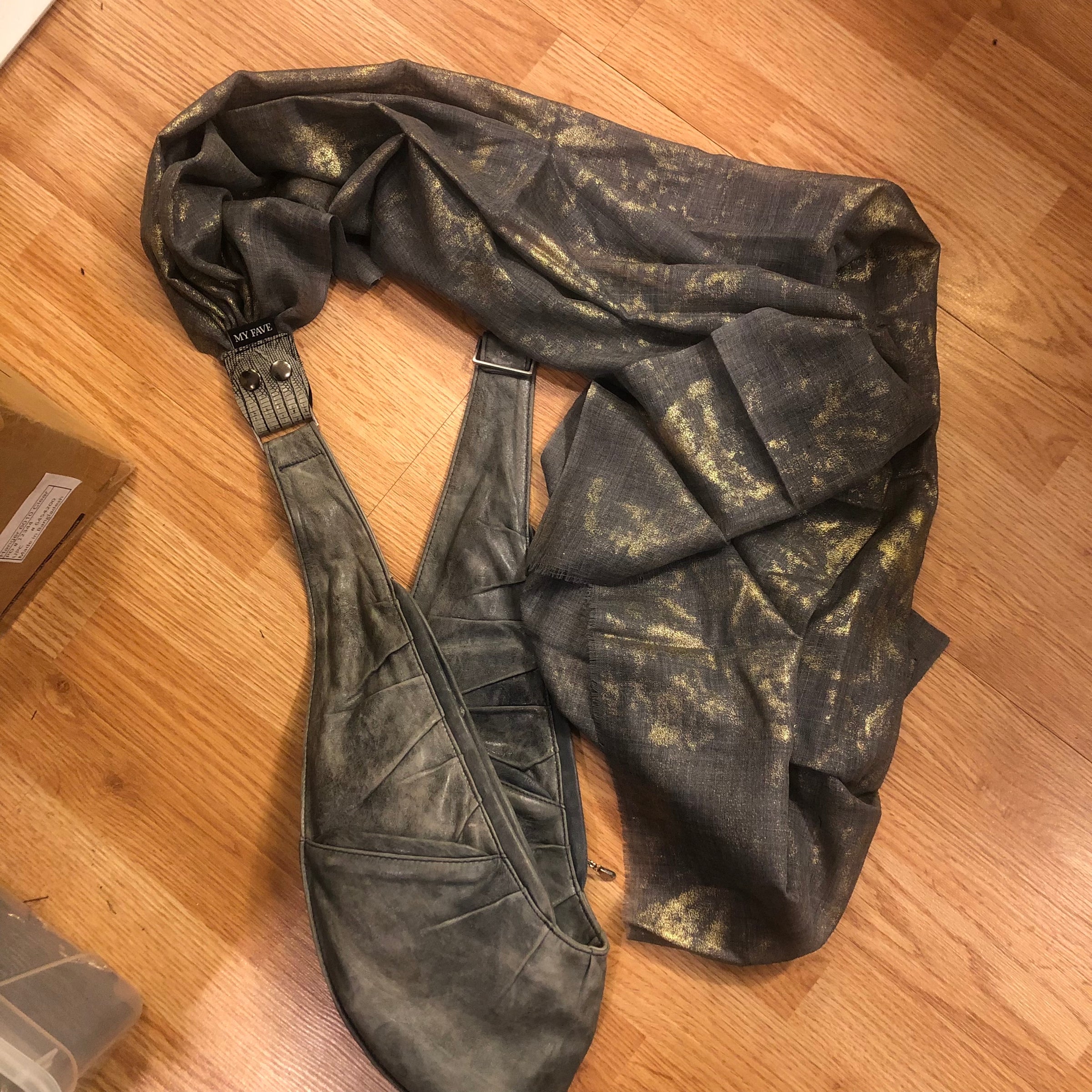 Scarf Edition - Gold Charcoal